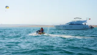 Passeio de iate e aventura de desportos aquáticos