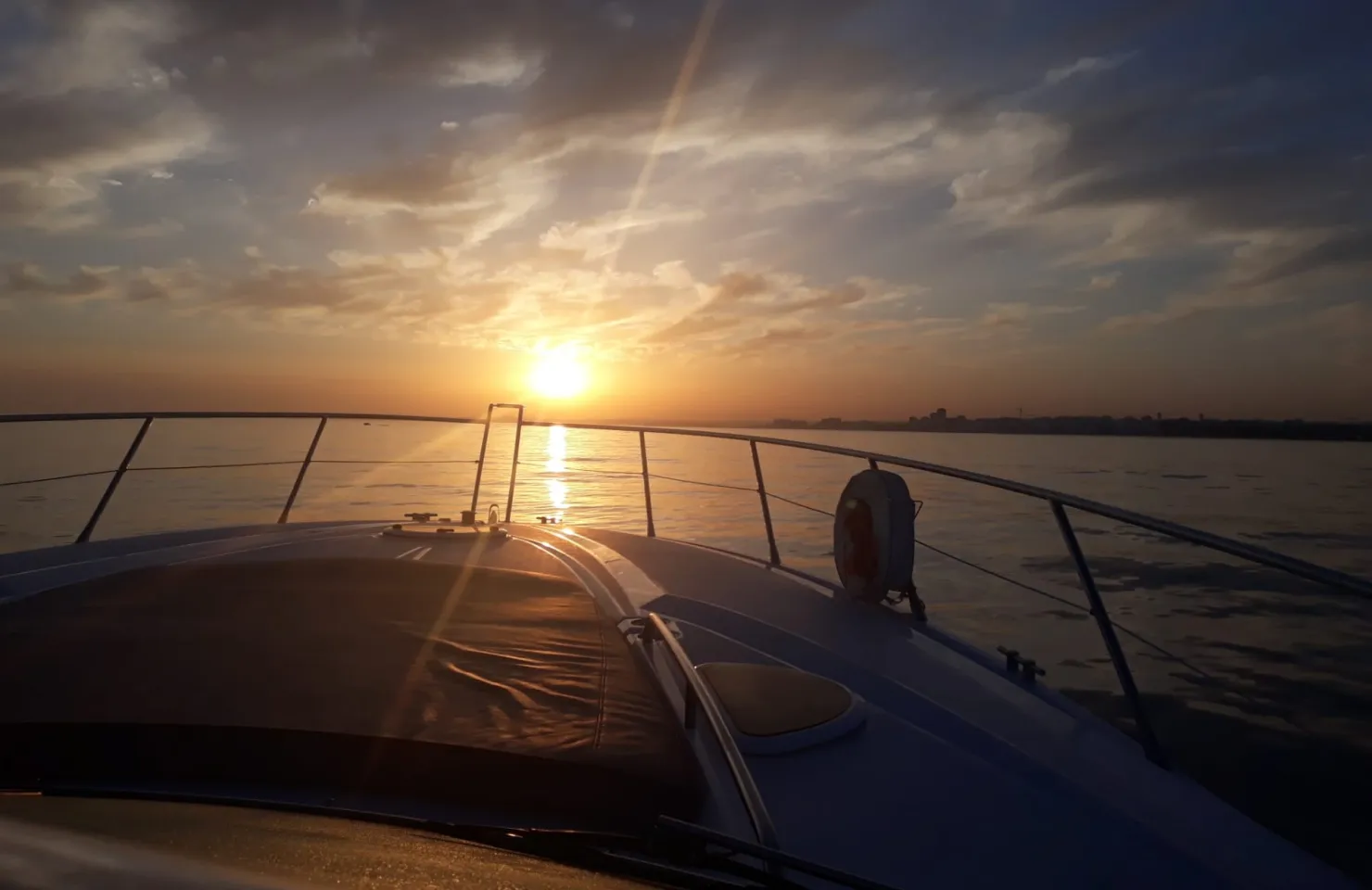 Viagem de barco ao pôr-do-sol