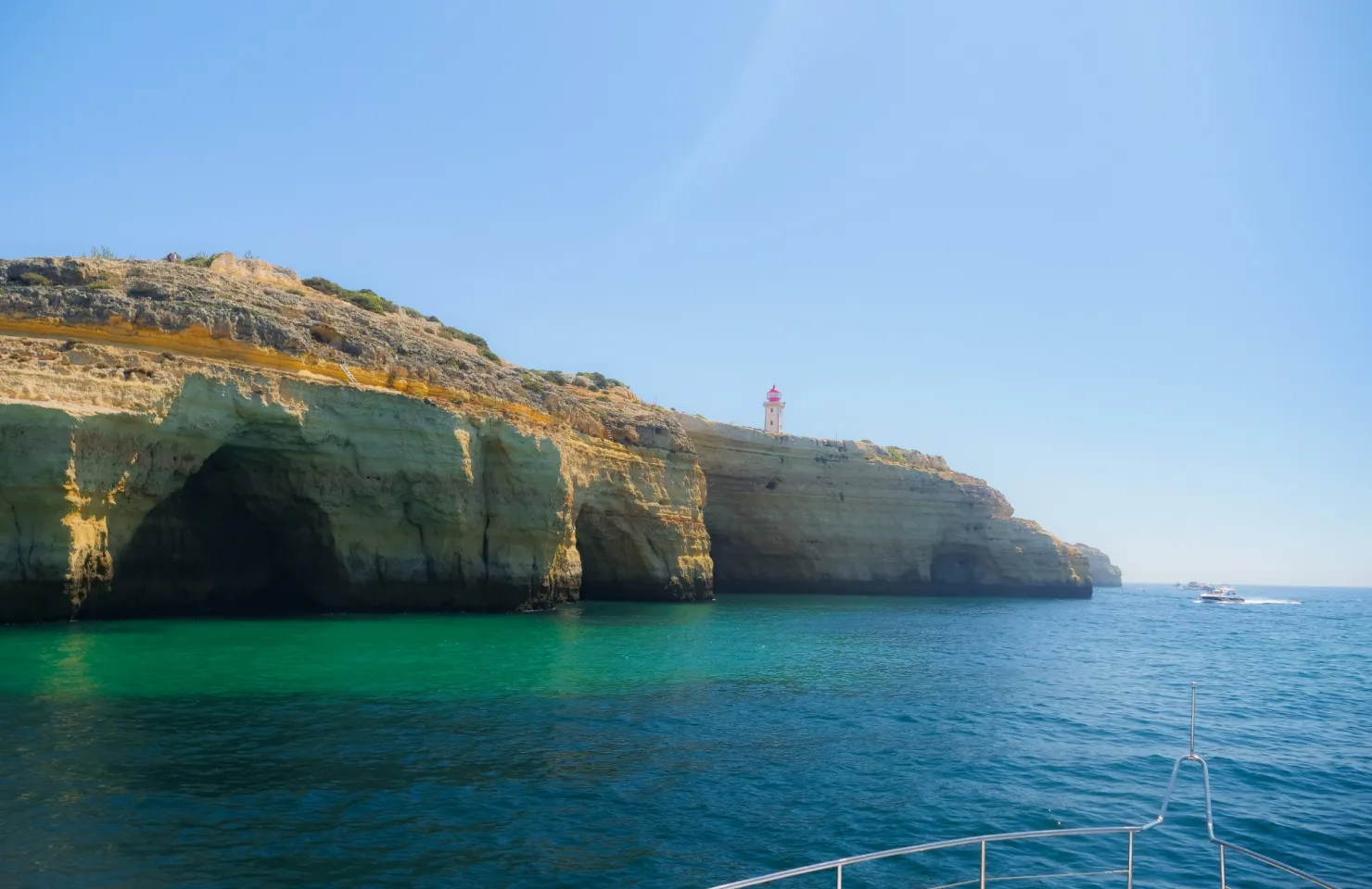 Passeio de barco pela Gruta de Benagil no Algarve